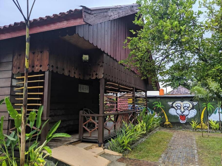 C Point Krui Bed & Breakfast Ngoại thất bức ảnh